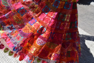 近明亮，花卉设计的纺织图案的裙子正在穿在一个舞蹈在Atlixco普埃布拉